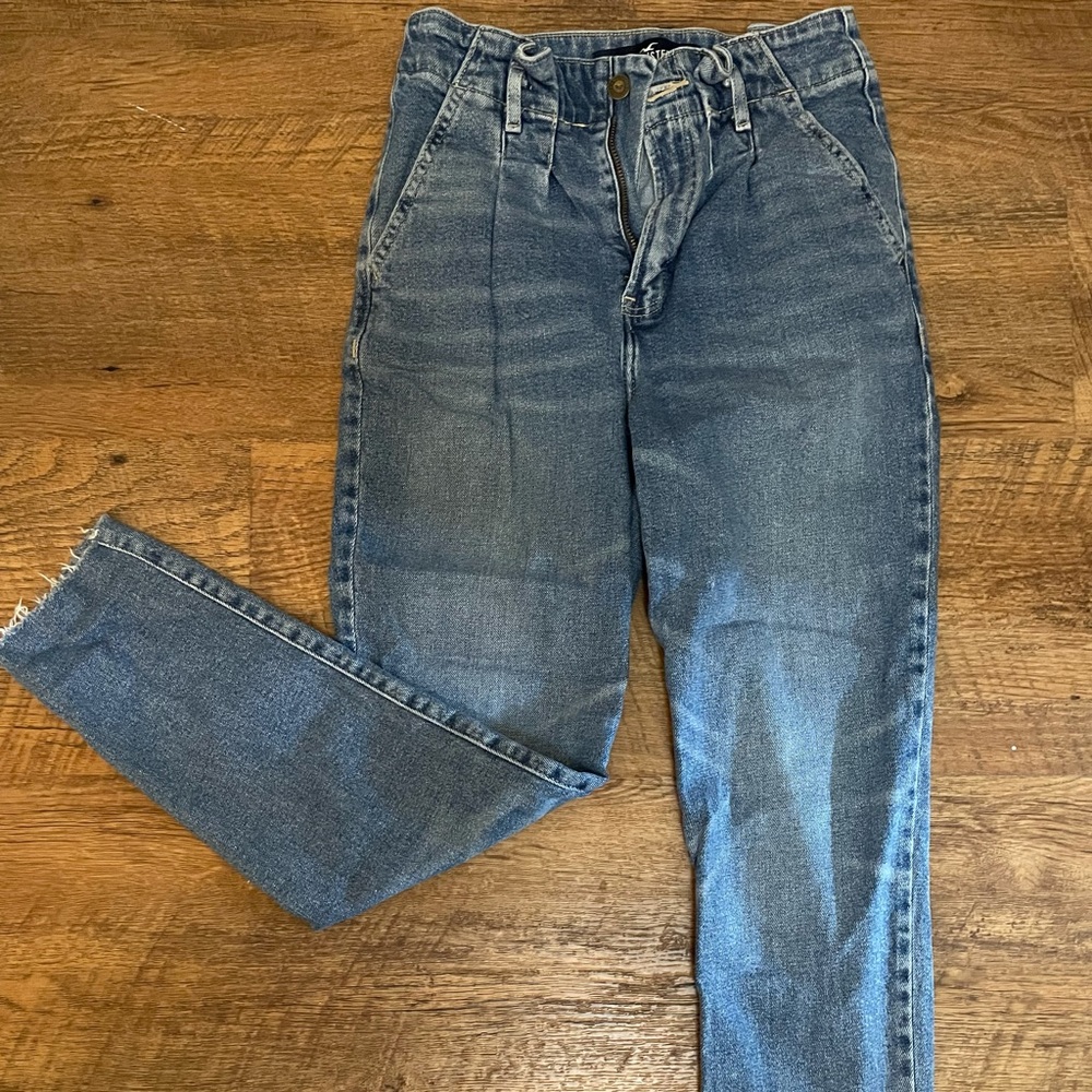 Hollister Ultra High-Rise Mom Jean
